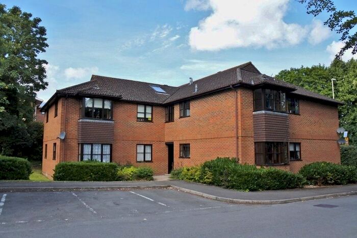 2 Bedroom Flat To Rent In Lawrence Dale Court, Basingstoke RG21
