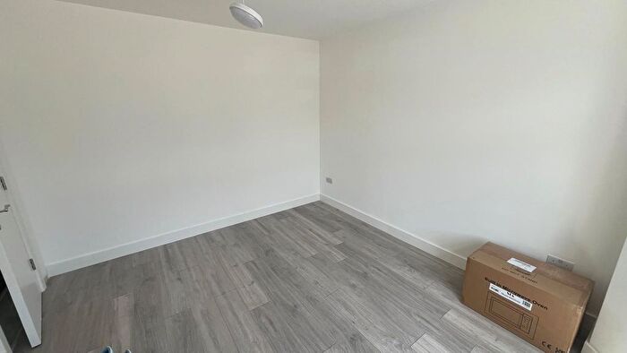 5 Bedroom Semi-Detached House To Rent In Basildene Road, Hounslow, TW4