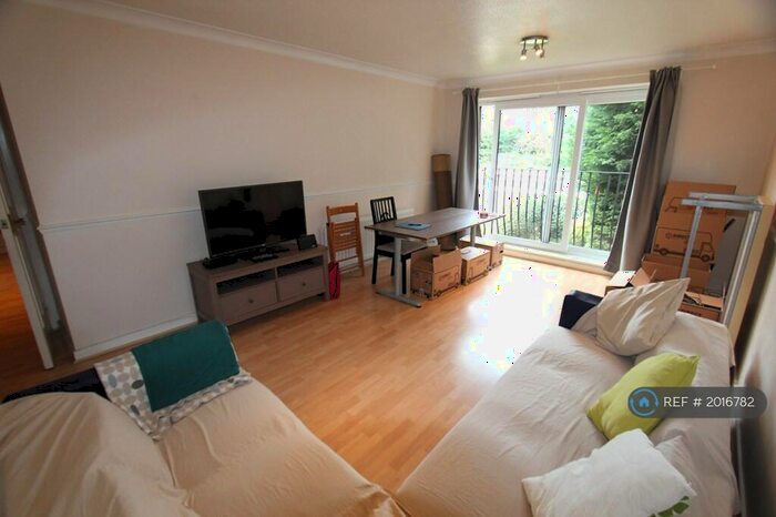2 Bedroom Flat To Rent In Woodlea Lodge, Enfield, EN1