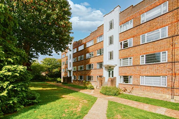 2 Bedroom Flat For Sale In Park Road, Hampton Wick, KT1