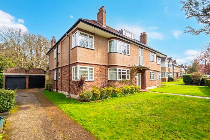 3 Bedroom Apartment For Sale In Grove Avenue, Sutton, SM1