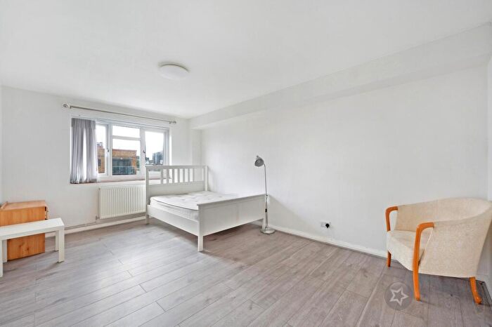3 Bedroom Flat To Rent In Commercial Road, Whitechapel, E1