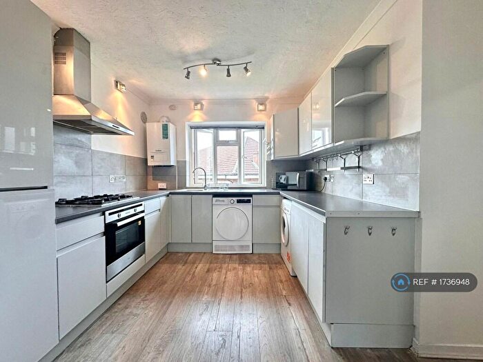 3 Bedroom Flat To Rent In Off East End Road, London, N2