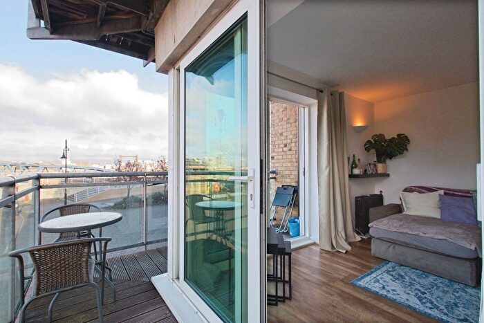 2 Bedroom Flat For Sale In Hopton Road, London, SE18