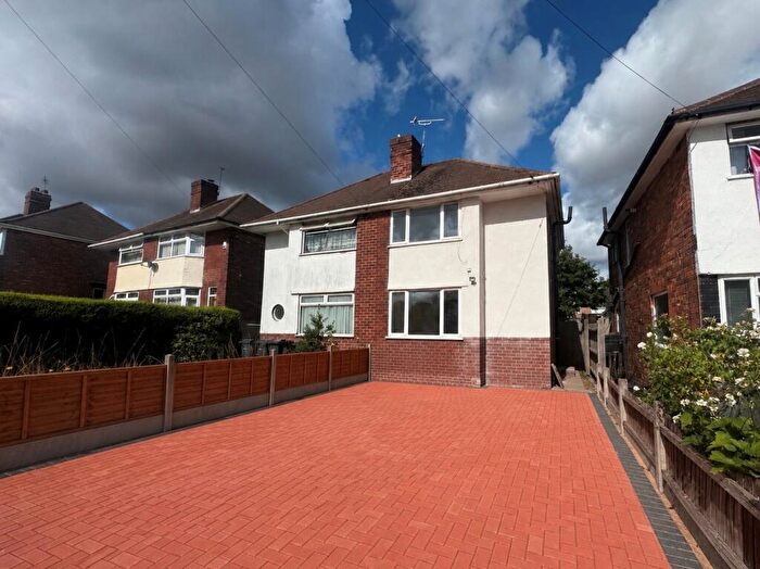3 Bedroom Semi-Detached House To Rent In Southgate Road, Kingstanding, B44