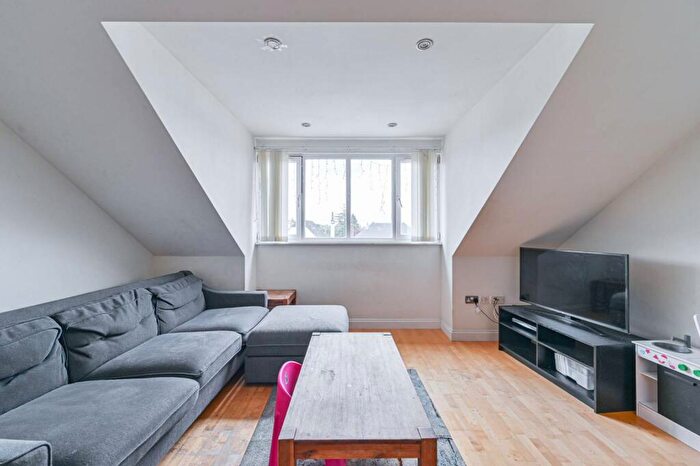 3 Bedroom Flat For Sale In Vincent Close, Bromley, BR2