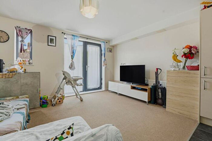 2 Bedroom Flat For Sale In Pennywell Road, Bristol, BS5