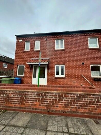 3 Bedroom Semi-Detached House To Rent In Tunstall Close, Norwich, NR5