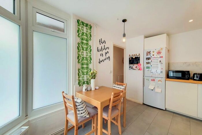 2 Bedroom Flat To Rent In Bushell Close, Tulse Hill, London, SW2