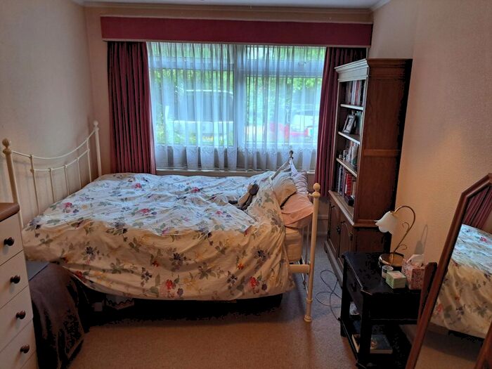 2 Bedroom Flat For Sale In Kenelm Road, Sutton Coldfield, B73