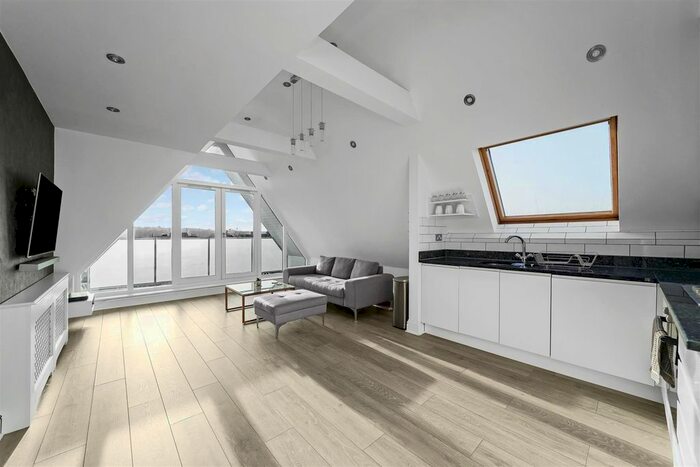 1 Bedroom Flat To Rent In Valley Hill, Loughton, IG10