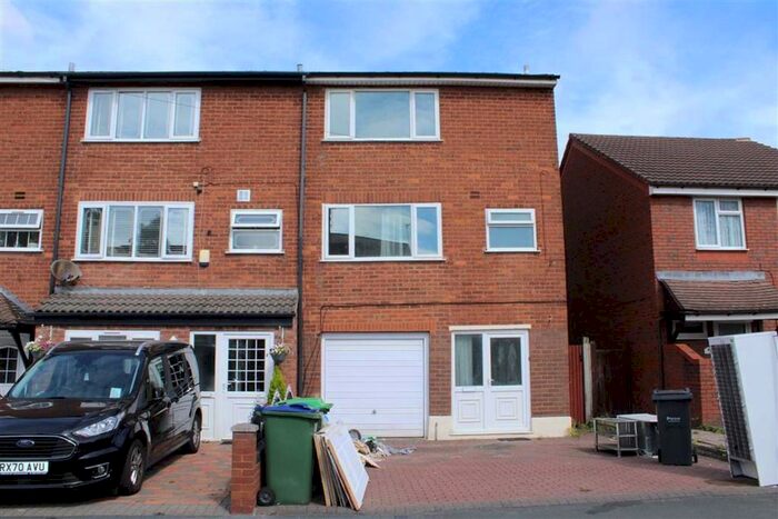 4 Bedroom Town House To Rent In Jackson Street, Oldbury, B68