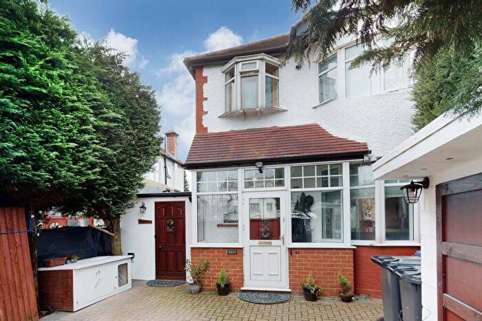 4 Bedroom Semi Detached House To Rent In Great North Way, Hendon, NW4