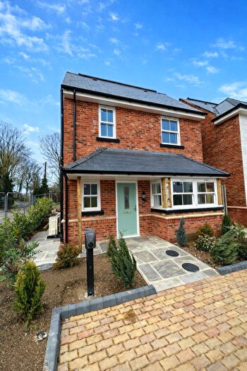 4 Bedroom Detached House To Rent In The Street, Upper Stoke, Rochester, Kent, ME3