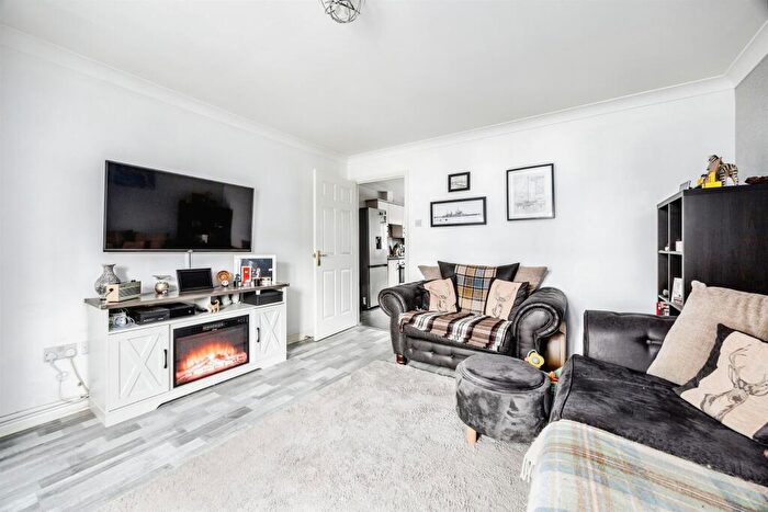 3 Bedroom End Of Terrace House For Sale In Kingston Crescent, Port Glasgow, PA14