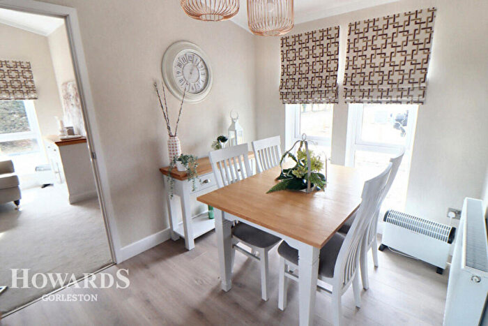 2 Bedroom Park Home For Sale In Belton Country Park, Stepshort, Belton, NR31