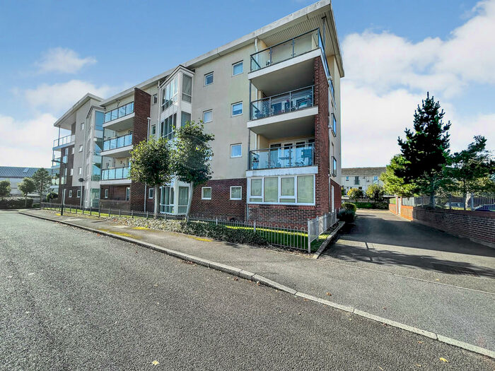 Houses for sale & to rent in SO45 3DA, Close, Hythe West And