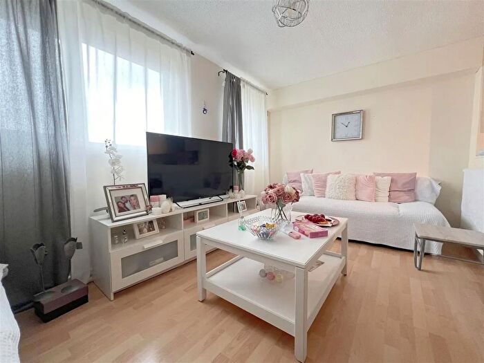 1 Bedroom Flat For Sale In Graeme Road, Enfield, EN1