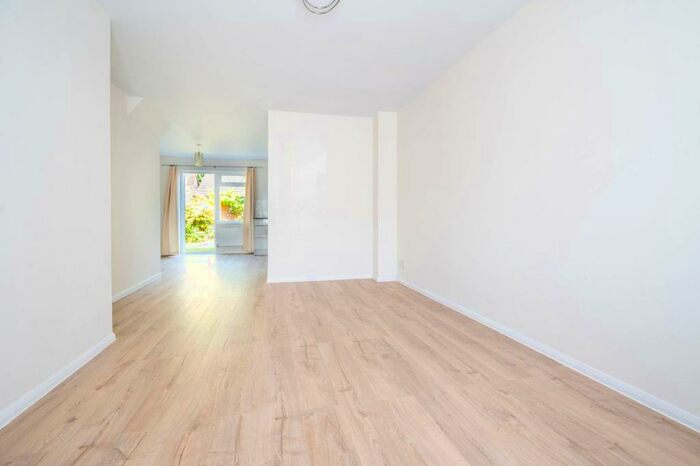 3 Bedroom House To Rent In Elder Close, Burpham, Burpham, Guildford, GU4