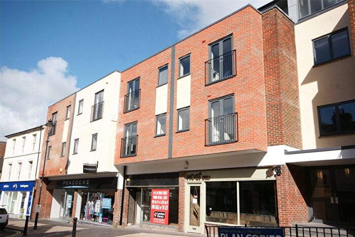 2 Bedroom Flat For Sale In High Street, Alton, Hampshire, GU34
