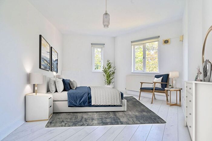 2 Bedroom Flat For Sale In Peckham Rye, Southwark, London, SE22