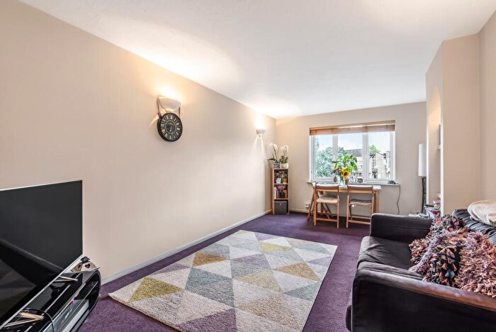 2 Bedroom Flat To Rent In Goodwin Close, Bermondsey, London, SE16