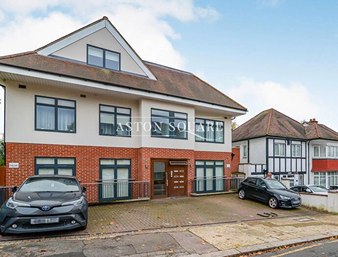 2 Bedroom Flat To Rent In Graham Road, London, NW4