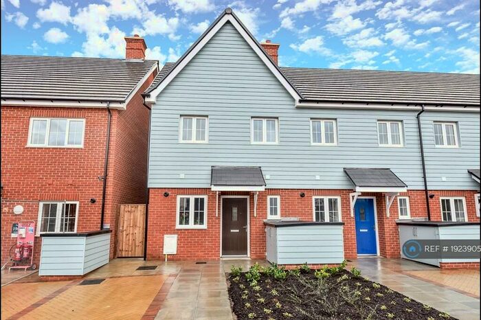 2 Bedroom End Of Terrace House To Rent In Marunden Green, Slough, SL2