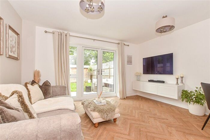2 Bedroom End Of Terrace House For Sale In Ringlet Close, Kennington, Kent, TN24