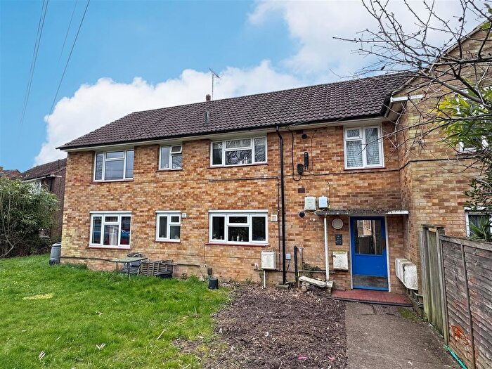 2 Bedroom Maisonette For Sale In Tilers Way, Reigate, RH2