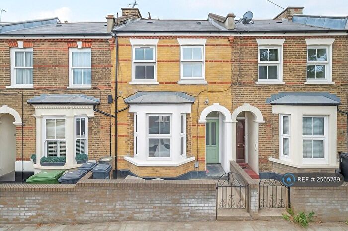 3 Bedroom Flat To Rent In Poplar Road, London, SE24