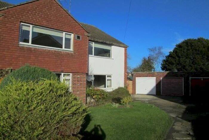 2 Bedroom Maisonette To Rent In Green Acre, Aylesbury, HP21
