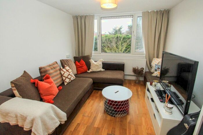 2 Bedroom Maisonette To Rent In Raylodge Road, Woodford, IG8