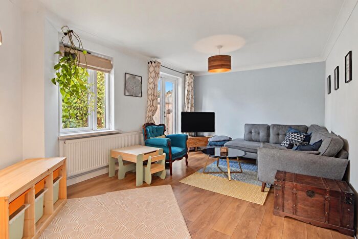 3 Bedroom Maisonette For Sale In Westcroft Close, London, NW2