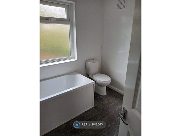 2 Bedroom Semi Detached House To Rent In Osterley Grove, Bradford, BD10