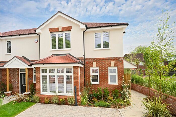 3 Bedroom Semi-Detached House For Sale In Beverley Close, Weybridge, KT13
