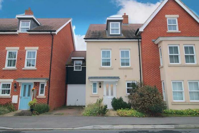 4 Bedroom Semi-Detached House To Rent In Walker Mead, Biggleswade, SG18