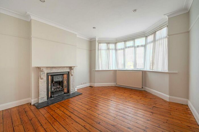 3 Bedroom Detached House To Rent In Wentworth Avenue, Finchley Central, London, N3