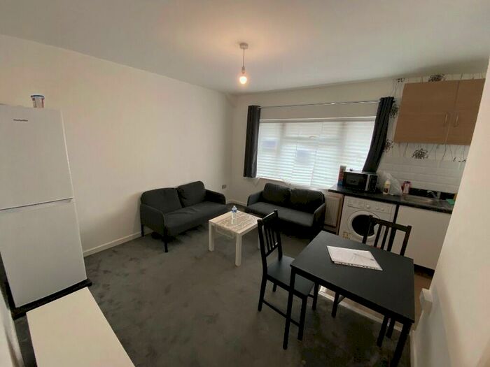 2 Bedroom Flat To Rent In Alder Grove, London, NW2