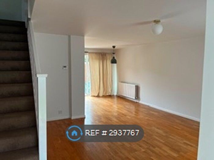 3 Bedroom Semi-Detached House To Rent In Peregrine Close, Watford, WD25