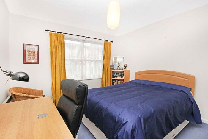 1 Bedroom Flat To Rent In Lewin Road, London, SW16