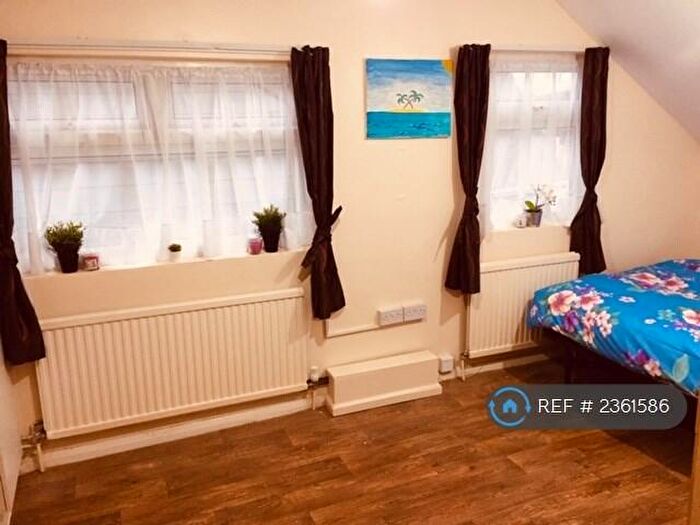 Studio To Rent In Green Lanes, London, N8