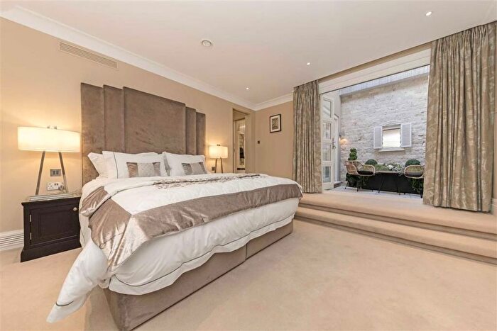 3 Bedroom Flat To Rent In Strand, London, WC2R