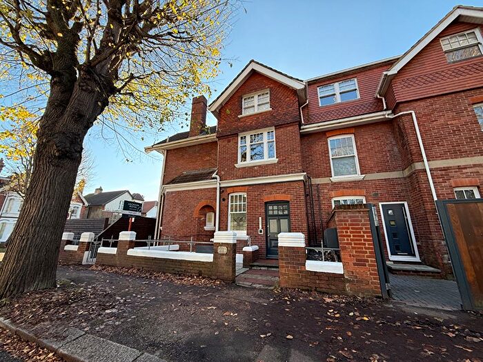 2 Bedroom Flat To Rent In Wilbury Gardens, Hove, BN3