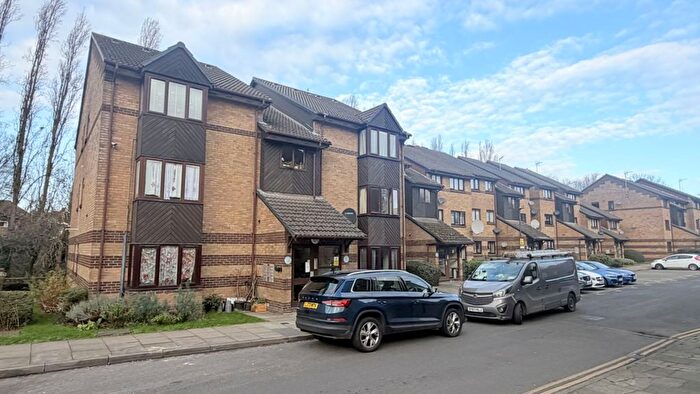 Studio To Rent In Harp Island Close, Neasden, NW10