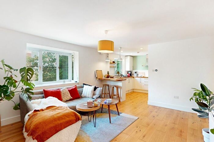 2 Bedroom Flat To Rent In Hawarden Hill, Dollis Hill, NW2