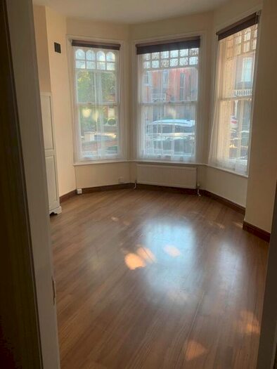 3 Bedroom Flat To Rent In Kings Avenue, London, N10