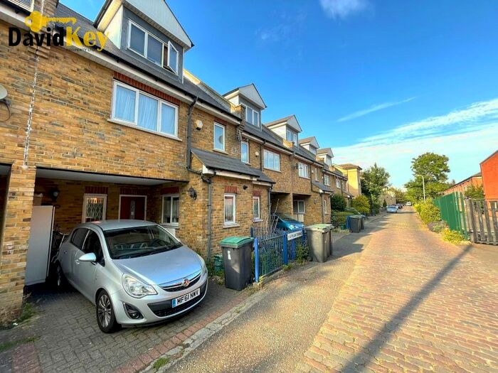3 Bedroom End Of Terrace House To Rent In Crofts Lane, London, N22