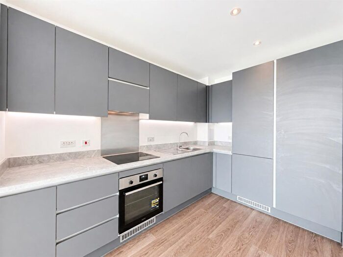 1 Bedroom Flat To Rent In New Road, Feltham, TW14