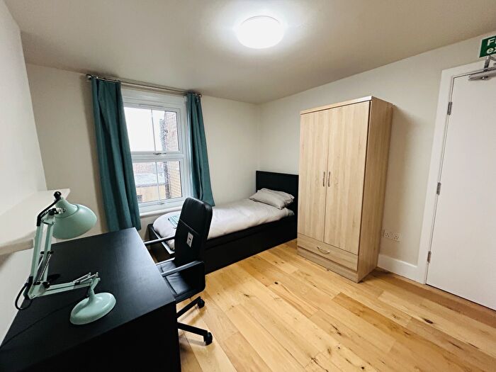 Flat To Rent In Old Road East, Gravesend, DA12
